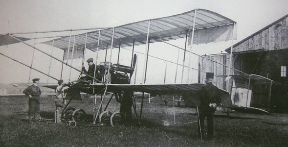  26. května 1910 vzlétl Henri-Marie Jullerot z Malesického dostihového závodiště na letadle Farman 