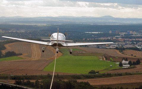  Aerovlek nad letištěm 